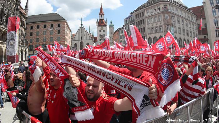 München - FC Bayern München feiern den DFB Pokalsieg am Marienplatz (Getty Images/Bongarts/A. Beier)