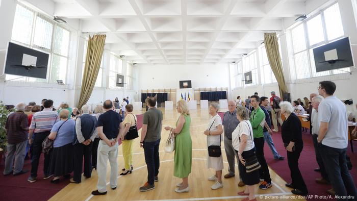 Anstehen für die Europawahl und ein Antikorruptions-Referendum in Bukarest, Rumänien
