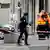 Frankreich Lyon Polizist bei Spurensicherung nach Bombenanschlag