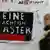Eine Studentin der Universität Duisburg-Essen vor einem Plakat mit der Aufschrift: Keine Macht dem Master! (Foto: dpa)