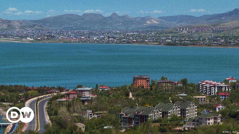 Г ван. Город Ван Турция центр города. Торсван город. Турция город Ван улицы. Город Ван Турция женщины.