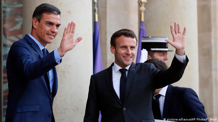 Frankreich Präsident Emmanuel Macron trifft Spaniens Premierminister Pedro Sanchez (picture-alliance/AP Photo/F. Mori)