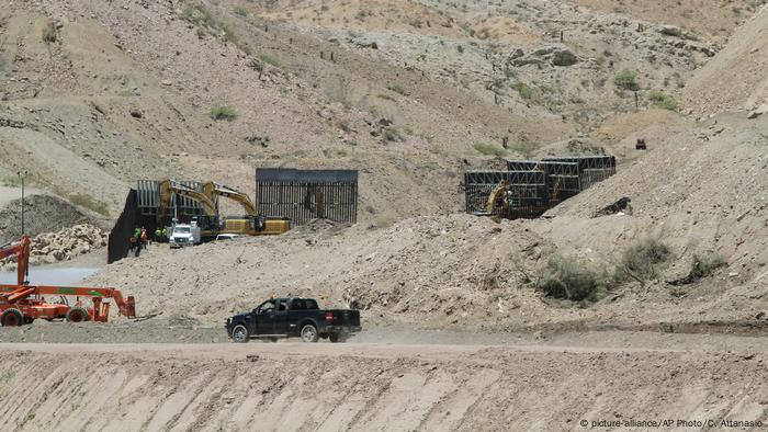USA Privat finanzierte Organisation We Build the Wall begann mit der Errichtung der Grenzmauer im Sektor El Paso (picture-alliance/AP Photo/C. Attanasio)