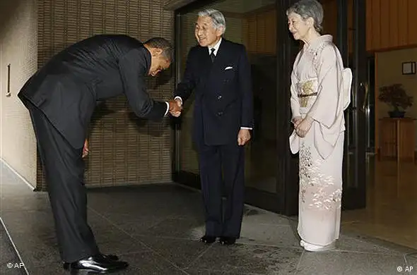 Obama verbeugt sich vor Akihito, Kaiser von Japan und Frau Michiko