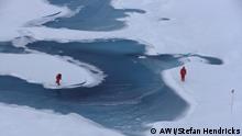 23/08/2011 *** AWI-Meereisphysiker untersuchen Schmelztümpel auf dem arktischen Meereis. Foto von der Polarstern-Expedition ARK 26-3.
AWI sea-ice physicists investigate melt ponds on Arctic sea ice. This photo was made during the Polarstern expedition ARK 26-3.