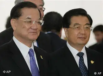 胡锦涛和连战在新加坡APEC会议期间举行会晤