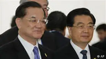 China's President Hu Jintao right, and Taiwan Representative Lien Chan left, stand together during a tea break at the APEC leaders meeting in Singapore, Saturday, Nov. 14, 2009. (AP Photo/Vincent Thian)