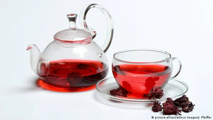 Tea pot and tea cup with hibiscus tea (picture-alliance/Arco Images/J. Pfeiffer)