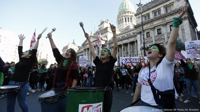 Argentinien Bueno Aires Demonstration für Legalisierung von Abtreibung vor dem Kongress (picture-alliance/AP Photo/M. Brindicci)