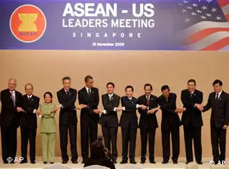 亚太经合峰会结束的当天，奥巴马还在新加坡参加了东盟－美国峰会。图为奥巴马与东盟十国领导人联手合影。