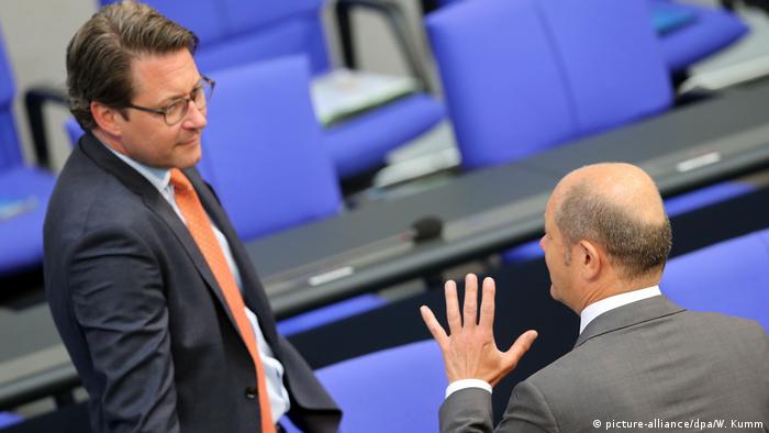 Deutschland Bundesfinanzminister Olaf Scholz mit Bundesverkehrsminister Andreas Scheuer im Bundestag
