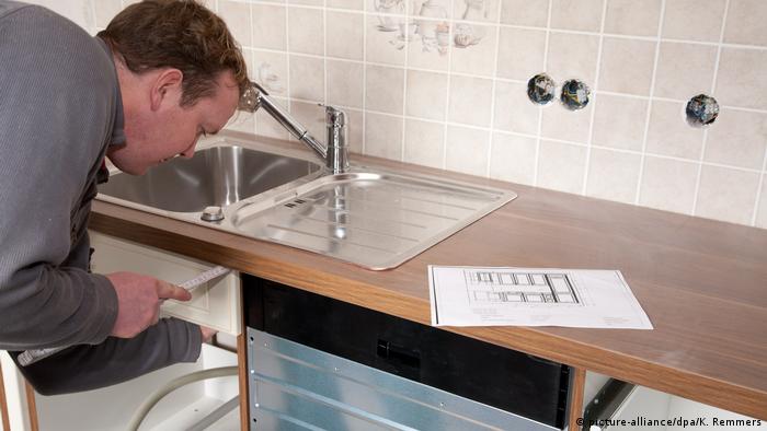  Много чужденци, които си търсят жилище в Германия, с изненада откриват, че тук къщите и жилищата чартърен не са мебелирани - изцяло празни са, даже печка и ледник няма. Понякога наемателят може да откупи кухненските мебели и уреди от предходния наемател. Но това е по-скоро изключение, в сравнение с предписание. 