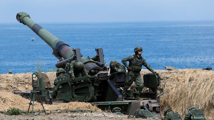 Female soldiers of an artillery unit take part in the live fire Han Kuang military exercise, which simulates China's People's Liberation Army (PLA) invading the island, in Pingtung, Taiwan May 30, 2019. (Reuters, Tyrone Siu)