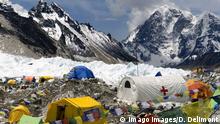 Nepal, Mount Everest. The tents of mountaineers are scattered along the Khumbu Glacier at Base Camp. PUBLICATIONxINxGERxSUIxAUTxONLY Copyright: xDavidxNoyesx AS26 DNY0020 