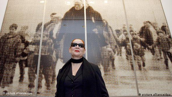 Катарина Зивердинг на фоне одной из своих работ