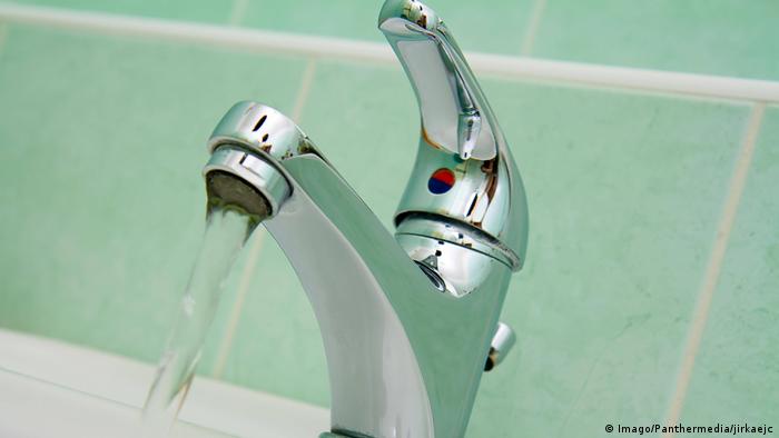 A water tap shows the hot/cold symbol with water pouring out of the spout (Imago/Panthermedia/jirkaejc)