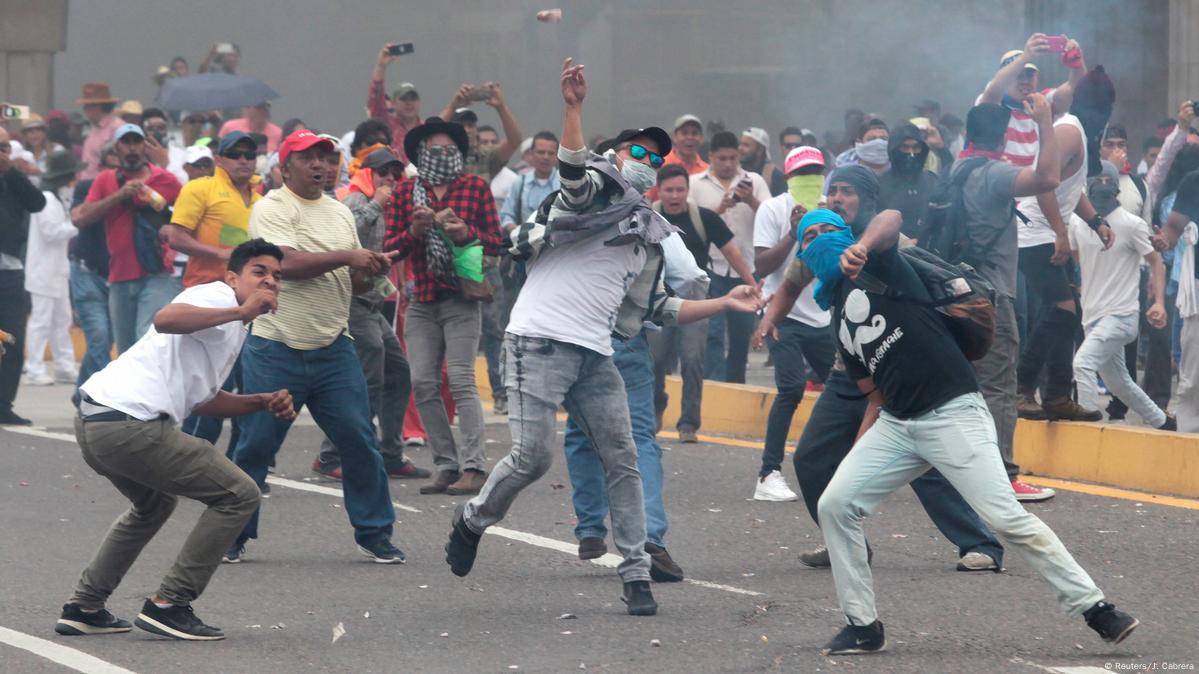 Alvo de protestos, presidente do México posta foto antiga que diz