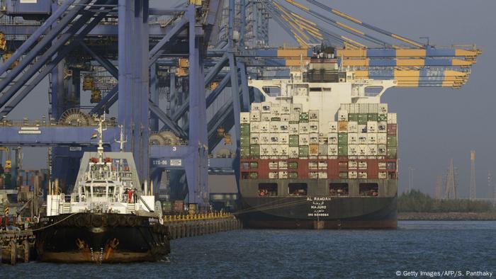 Indien Adani Port Containerschiff (Getty Images/AFP/S. Panthaky)