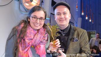 Marie Sophie Hingst hält den Goldenen Blogger und steht neben Award-Mitgründer Daniel Fiene