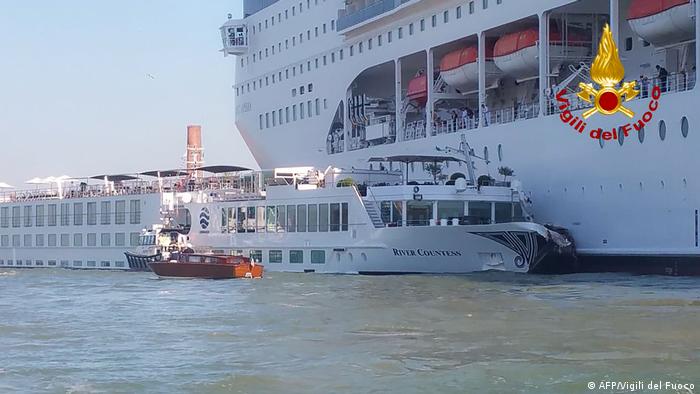 Italien Venedig Kreuzfahrtschiff rammt Touristenboot (AFP/Vigili del Fuoco)