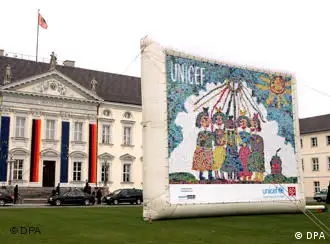 柏林总统府贝勒务宫前摆放的巨大贺卡