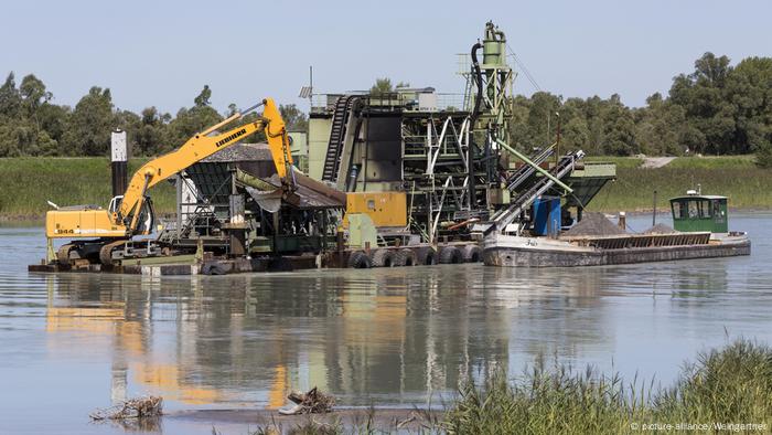 Eine schwimmende Anlage am Rhein für den Kiesabbau 