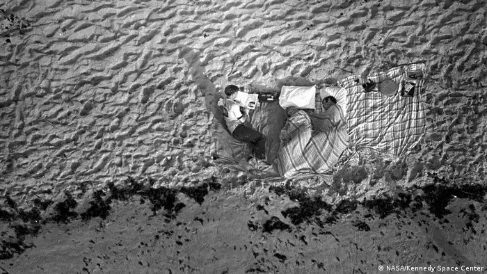 Menschen campieren am Strand, um den Start von Apollo 11 zu verfolgen.