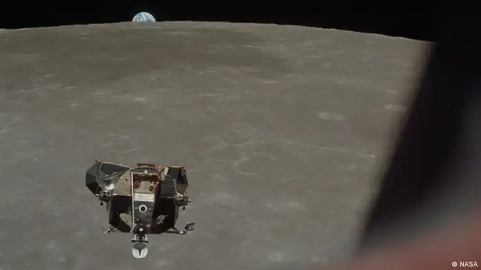 Das Apollo 11 Lunar Module mit Mond und Erde im Hintergrund.