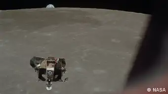 Das Apollo 11 Lunar Module mit Mond und Erde im Hintergrund.