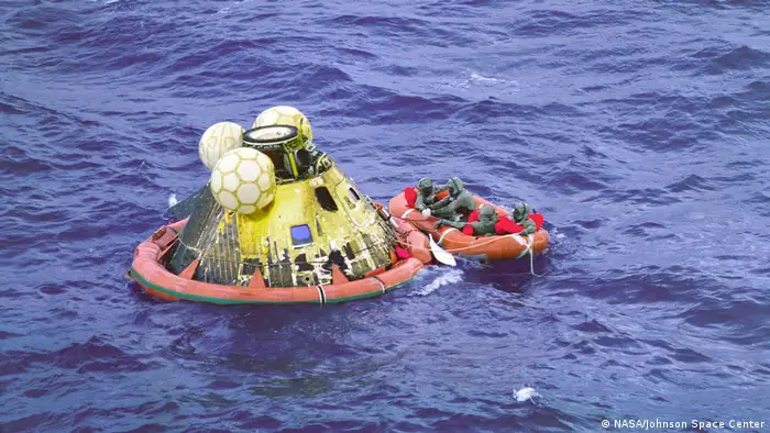 Apollo 11-Crew im Schlauchboot vor der Bergung.