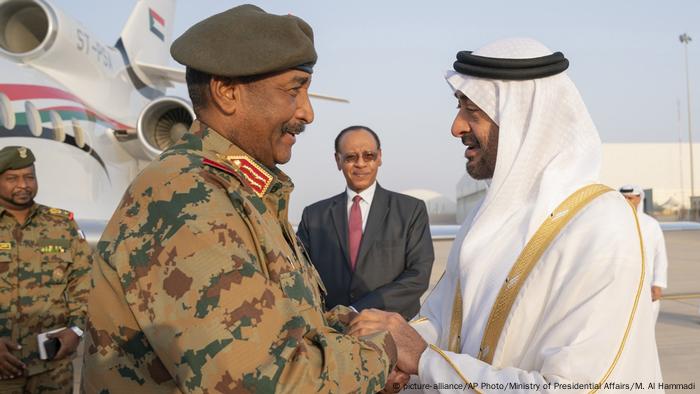 BG Sudan Proteste General Abdel Fattah Al Burhan mit dem Kronprinz von Abu Dhabi (picture-alliance/AP Photo/Ministry of Presidential Affairs/M. Al Hammadi)