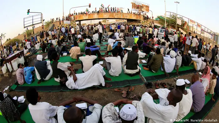 BG Sudan Proteste Sitzblockade vor dem Verteidigungsministerium in Khartoum (Reuters/M. Nureldin Abdallah)