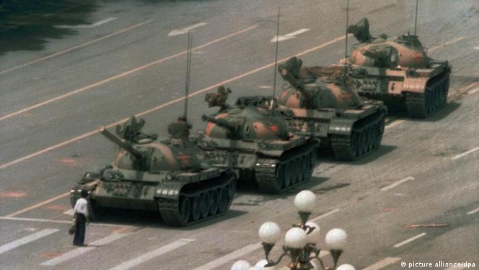 Загадка и до днес: кой е мъжът, застанал пред танковете на площад Тянанмън?  | Новини и анализи по международни теми | DW | 04.06.2020