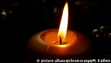 Brennende Kerze vor schwarzem Hintergrund | Verwendung weltweit