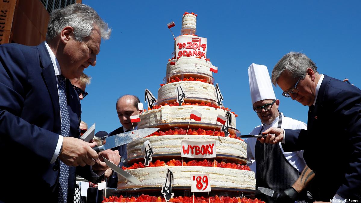 Largest cake sculpture record attempt - BBC Newsround