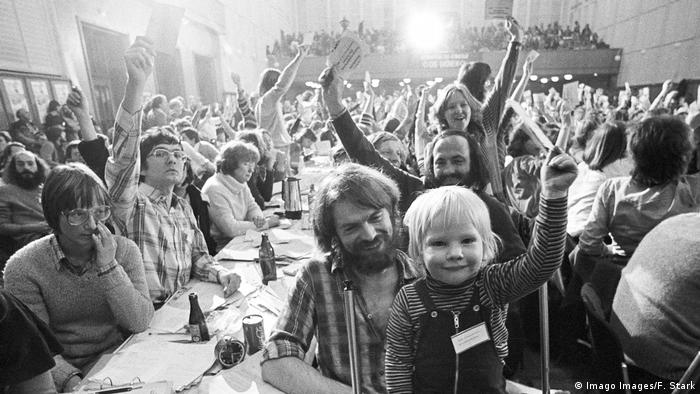 Conférence du parti fondateur des Verts allemands en 1980 avec un enfant au premier plan