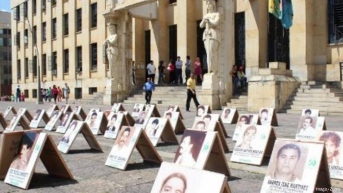 Foto de imágenes de víctimas de falsos positivos en una protesta de Colombia