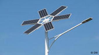 Solarbetriebene Straßenlampen. (Foto: Ruth Kirchner / DW)