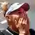 Amanda Amisimova se cubre el rostro con las manos luego de ganar un partido en Francia, en 2019