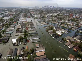卡特琳娜飓风引起的洪水淹没了新奥尔良80%的地区
