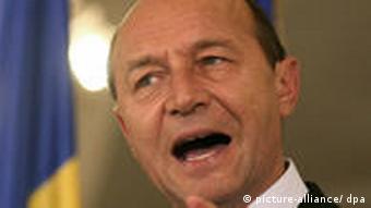 Rumäniens Präsident Basescu vor der Nationalflagge des Landes im Porträt (Photo: picture-allinace/dpa)