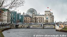 Ostansicht des Reichstagsgebäudes mit Spree in Berlin.
Foto vom 18. März 2018. | Verwendung weltweit