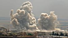 Syrien Idlib - Rauchwolke nach Bombenangriff