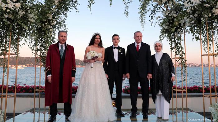 Ozil Feiert Hochzeit Mit Erdogan Sport News Dw 07 06 2019