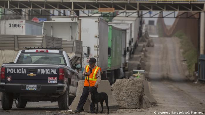 Trucks line up at the Mexico-US border (picture-alliance/dpa/O. Martínez) 