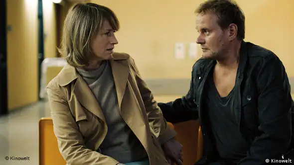 Filmszene: Roland (Devid Striesow) will mehr von Maggie (Corinna Harfouch) als gute berufliche Zusammenarbeit (foto: Kinowelt)