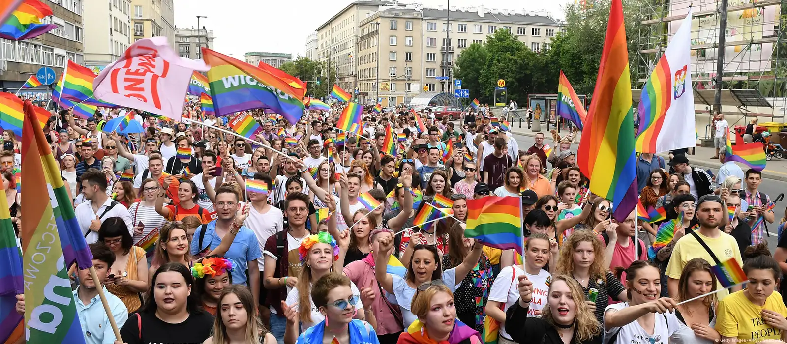 В Варшаве прошла массовая акция в поддержку ЛГБТ-сообщества – DW –  09.06.2019