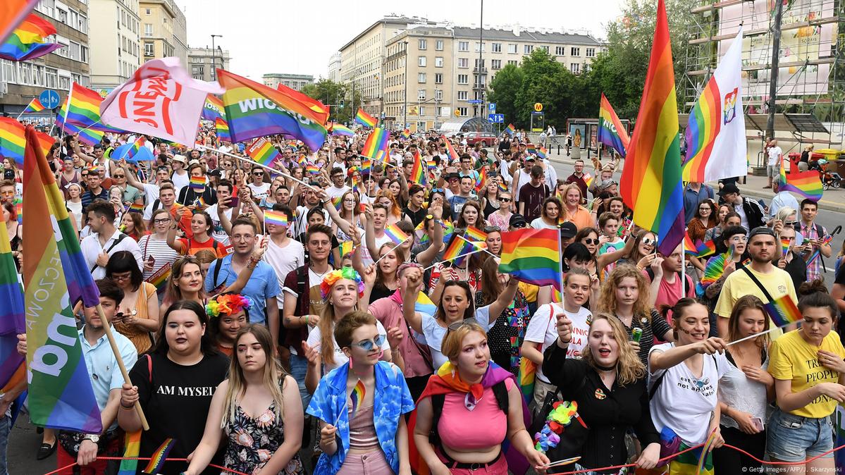 В Варшаве прошла массовая акция в поддержку ЛГБТ-сообщества – DW –  09.06.2019