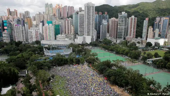 Hongkong Demonstration gegen das Zulassen von Auslieferungen nach China (Reuters/T. Peter)