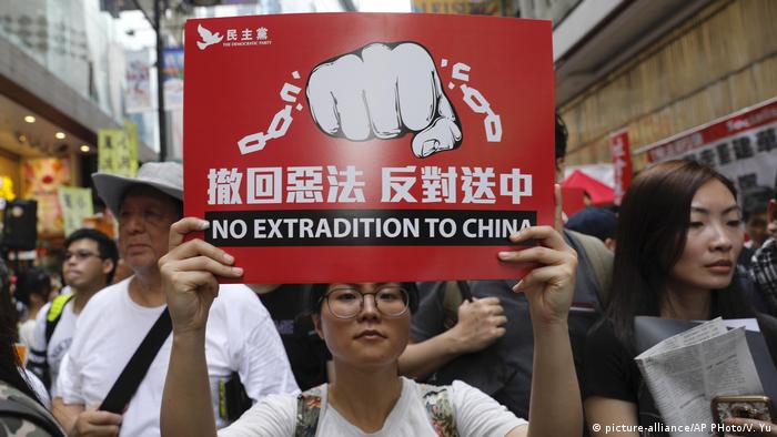 Protester holds up a sign (picture-alliance/AP PHoto/V. Yu)